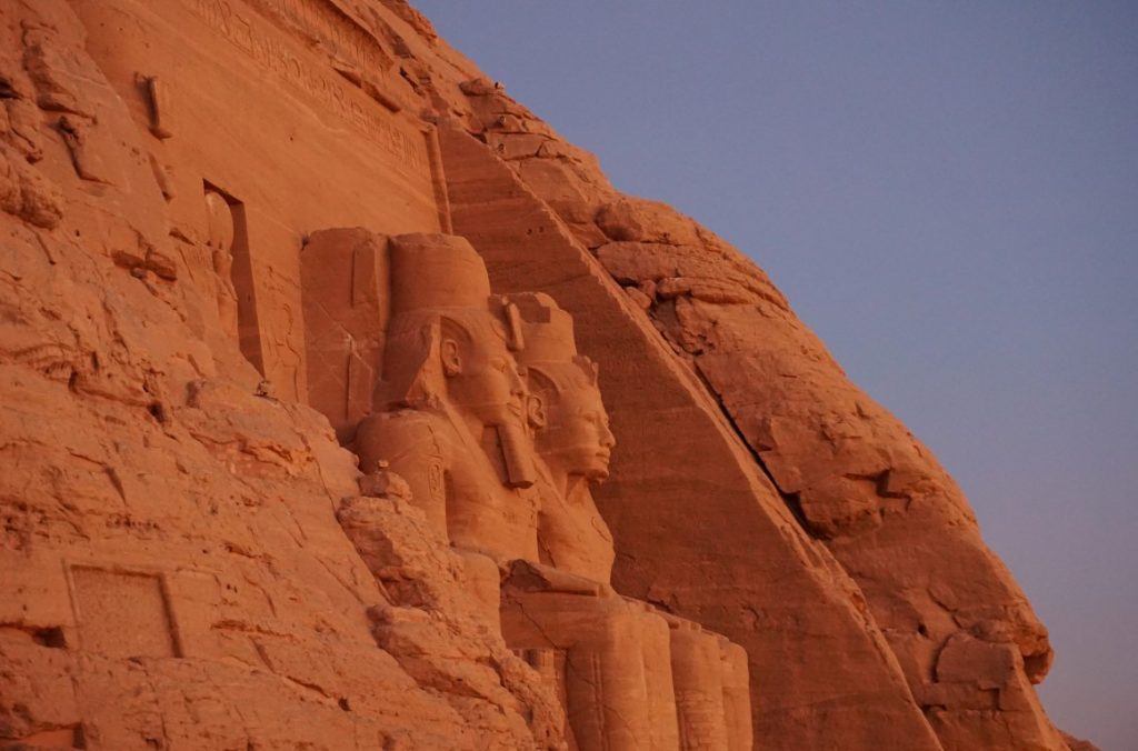 Perfil de Ramsés II en Abu Simbel