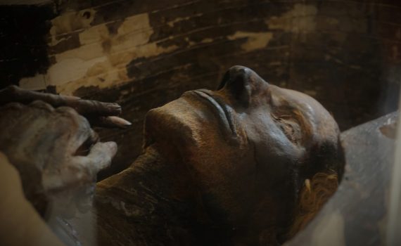 Momia en sarcófago